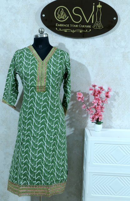 BANDHANI PRINT KURTI SET WITH ORGANZA DUPATTA – V-NECK STYLE