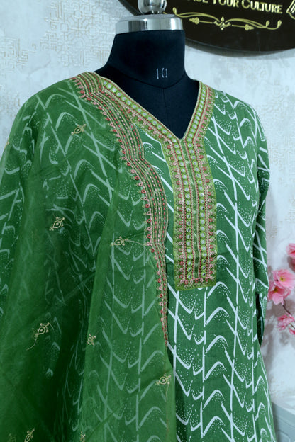 BANDHANI PRINT KURTI SET WITH ORGANZA DUPATTA – V-NECK STYLE