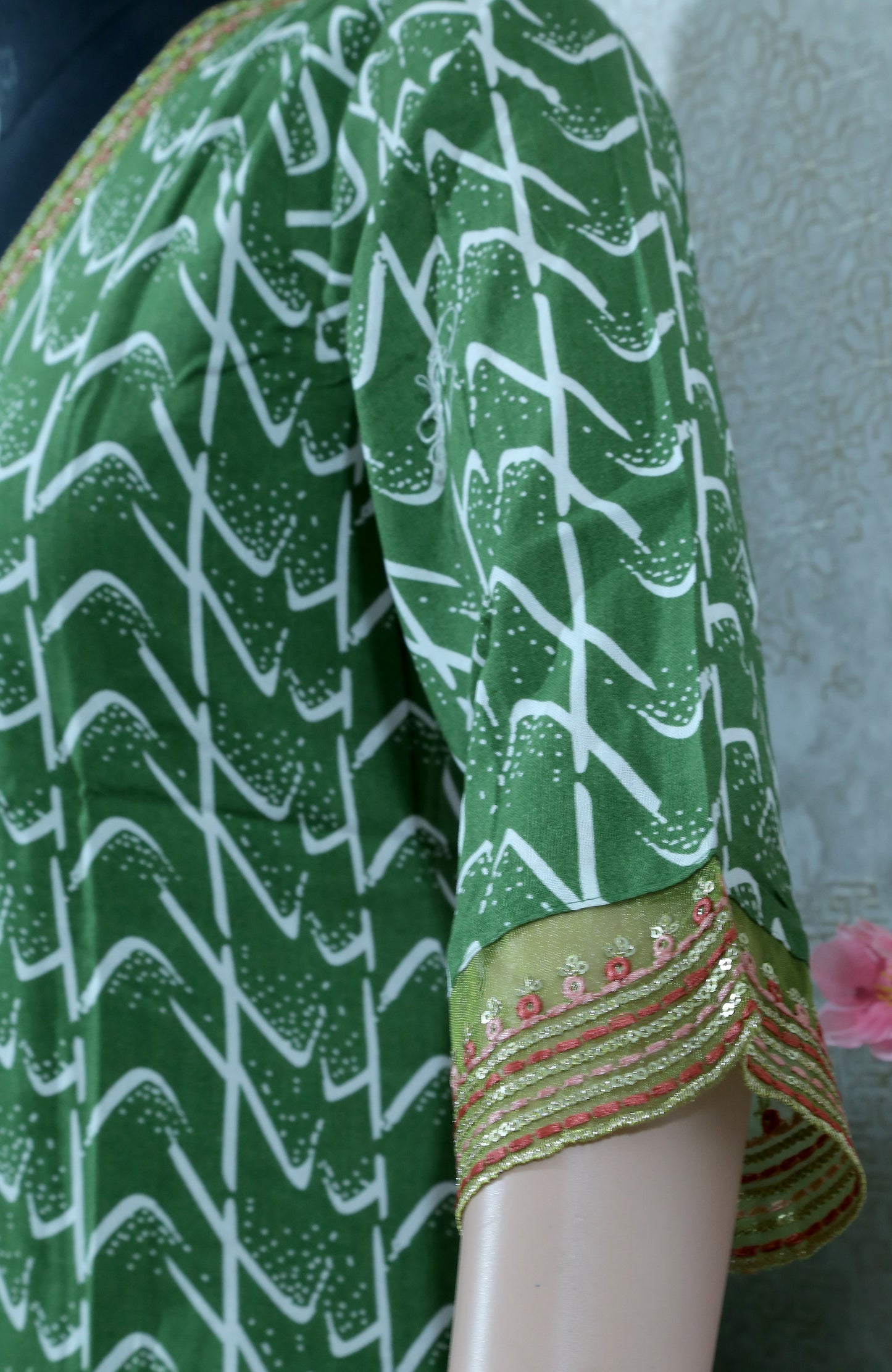 BANDHANI PRINT KURTI SET WITH ORGANZA DUPATTA – V-NECK STYLE