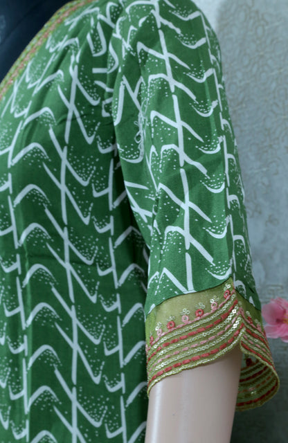 BANDHANI PRINT KURTI SET WITH ORGANZA DUPATTA – V-NECK STYLE