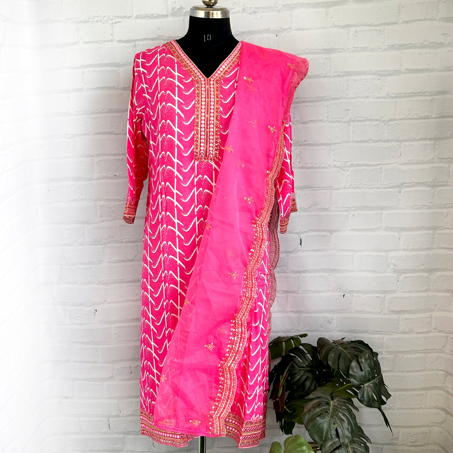 PREMIUM BANDHANI PRINT KURTHI WITH ORGANZA DUPATTA – V-NECK STYLE