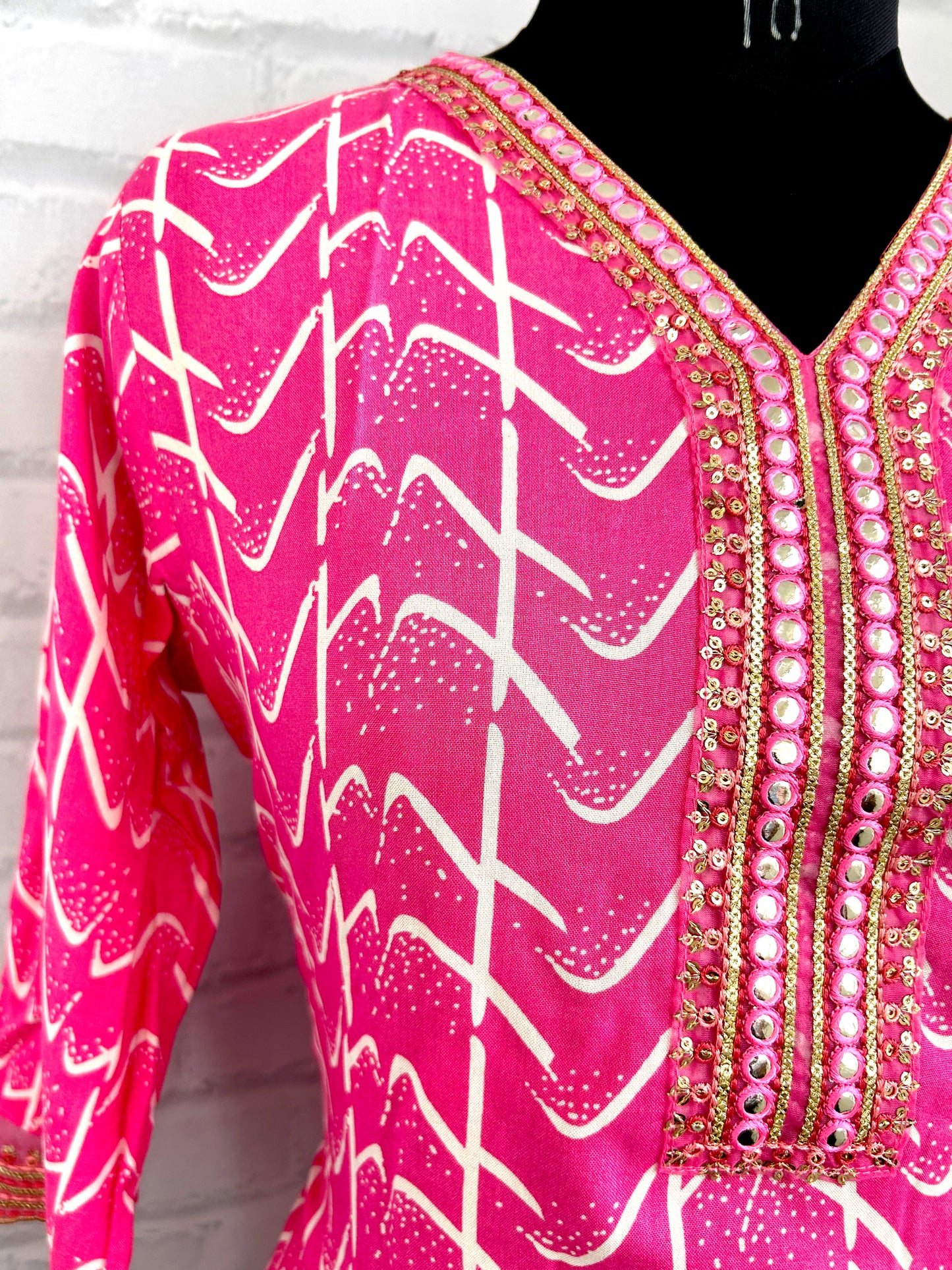 PREMIUM BANDHANI PRINT KURTHI WITH ORGANZA DUPATTA – V-NECK STYLE